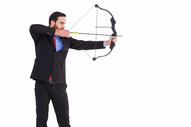 Empresario enfocado disparando un arco y flecha