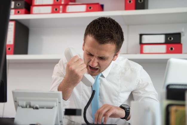 Foto empresario enojado gritando en un teléfono