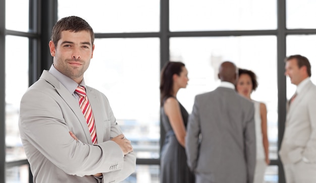 Empresário Enthousiastic sendo Positivo com o time em Background