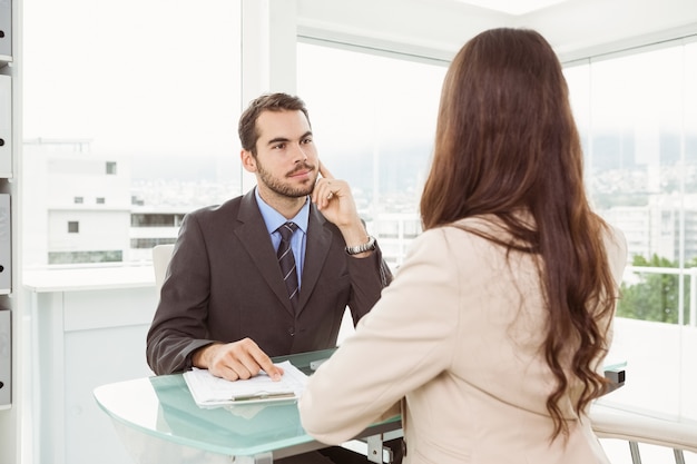 Empresário entrevistando mulher no escritório