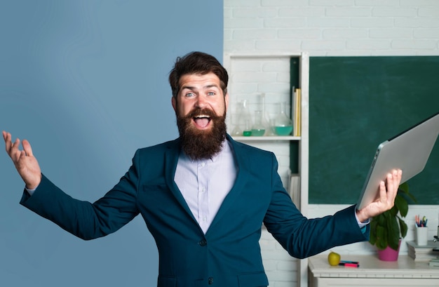 Empresário entusiasmado professor profissional empresário hipster rindo na sala de aula da escola professor engraçado ensinando aluno na sala de classe