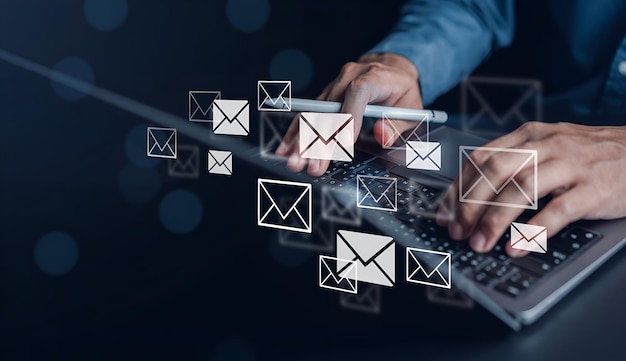Empresario enviando correo electrónico por computadora portátil al cliente contacto comercial y comunicación icono de correo electrónico concepto de marketing de correo electrónico enviar correo electrónico o boletín informativo en línea red de Internet de trabajo