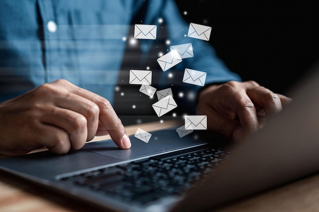 Empresario enviando correo electrónico por computadora portátil al cliente contacto comercial y comunicación icono de correo electrónico concepto de marketing de correo electrónico enviar correo electrónico o boletín informativo en línea red de Internet de trabajo