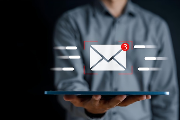 Empresário enviando e-mail por computador portátil para o cliente contato comercial e comunicação ícone de e-mail conceito de marketing de e-mails
