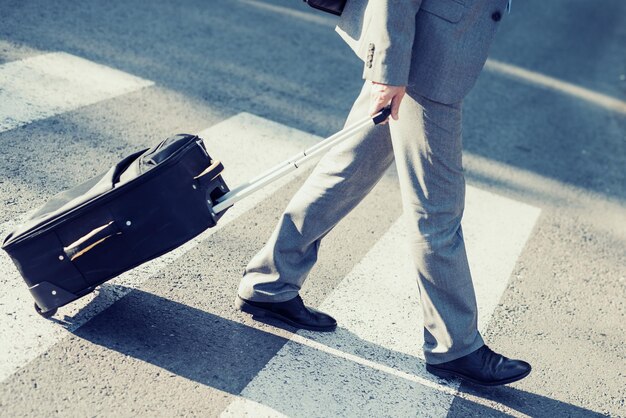 Empresario con equipaje en el aeropuerto