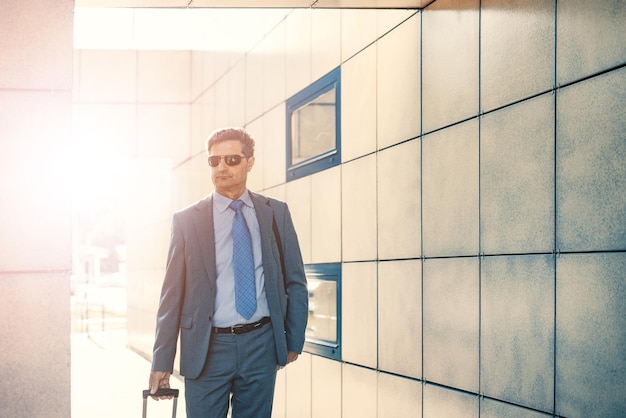 Empresario con equipaje en el aeropuerto