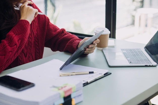 Empresario y equipo analizando estado financiero Tarea de finanzas con teléfono inteligente y computadora portátil y tableta Concepto de gestión de riqueza