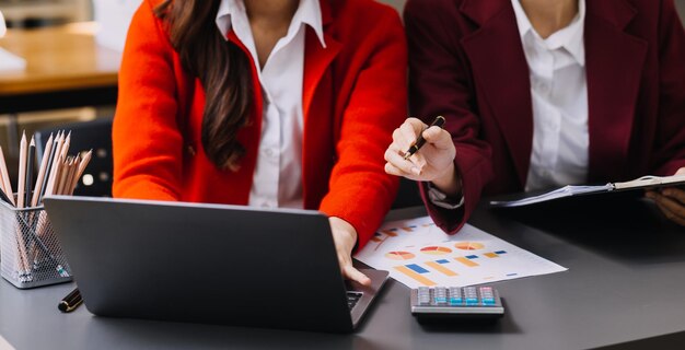 Foto empresario y equipo analizando estado financiero tarea de finanzas con teléfono inteligente y computadora portátil y tableta concepto de gestión de riqueza