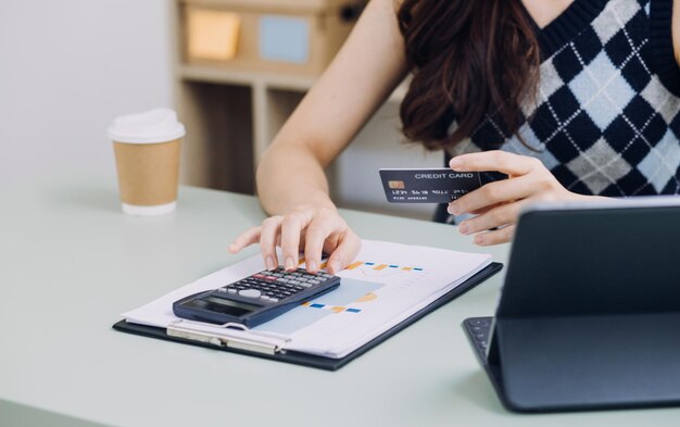 Empresario y equipo analizando estados financieros Tarea financiera con teléfonos inteligentes, computadoras portátiles y tabletas Concepto de gestión patrimonial