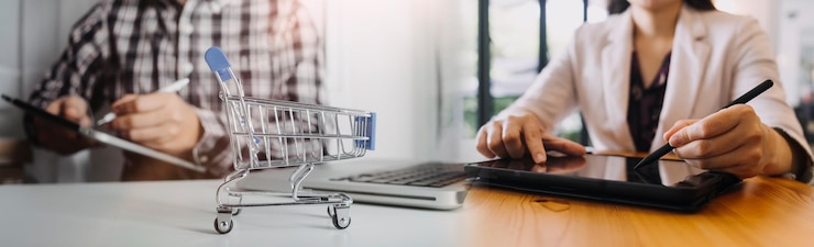 Foto empresario y equipo analizando estados financieros tarea financiera con teléfonos inteligentes, computadoras portátiles y tabletas concepto de gestión patrimonial