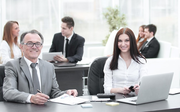 Empresario y equipo de negocios en el lugar de trabajo