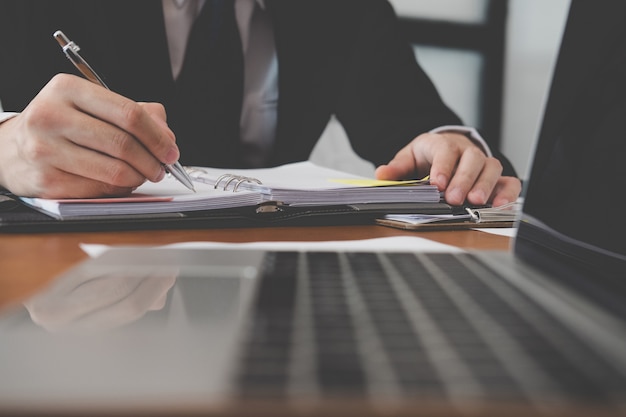 empresário escrevendo no papel no local de trabalho