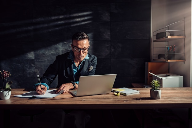 Empresário, escrevendo o relatório do projeto em seu escritório