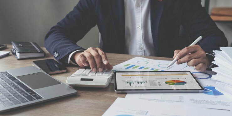 Empresário escrevendo plano de negócios na mesa no escritório moderno Planejamento analisar estratégia de negócios de investimento e marketing usando gráfico gráfico e tablet digital