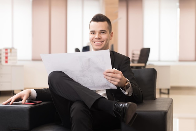 Empresário escrevendo uma carta notas ou correspondência ou assinando um documento ou acordo