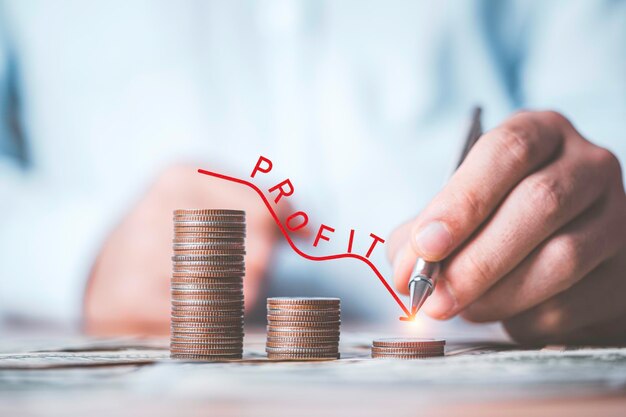 Foto empresário escrevendo vermelho para baixo linha com moedas decrescentes empilhando para lucro de investimento de negócios de conceito de crise de depressão econômica
