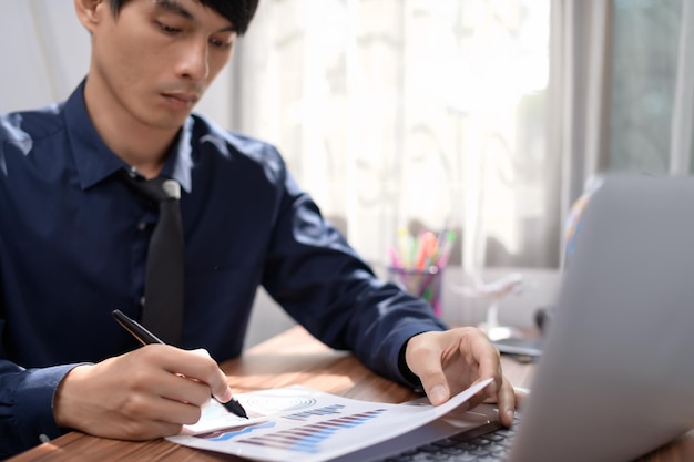 Empresario escribiendo documentos firmando documentos