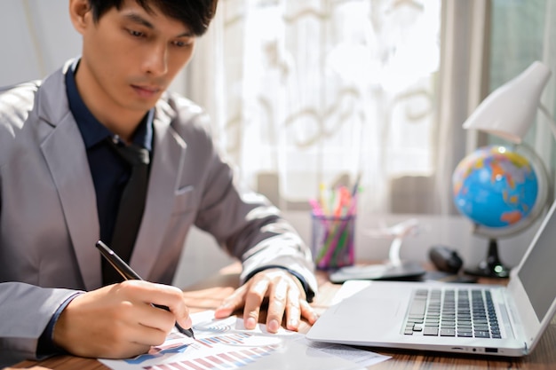 Empresario escribiendo documentos firmando documentos