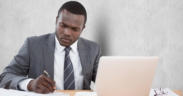 Empresario escribiendo notas en el escritorio