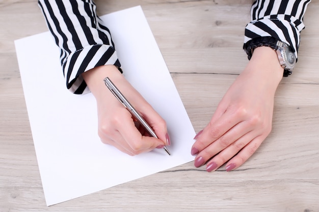 Empresario escribiendo o dibujando una nota en un cuaderno en blanco