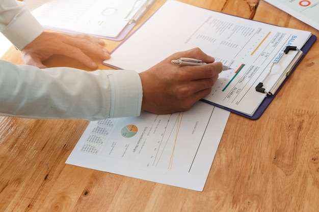 Foto empresario escribiendo o señalando en el informe de papel. concepto de estrategia empresarial.