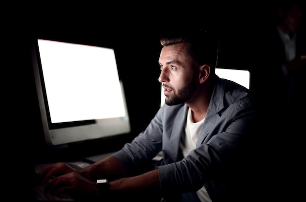 Empresario escribiendo en el teclado de la computadora