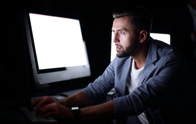 Empresario escribiendo en el teclado de la computadora