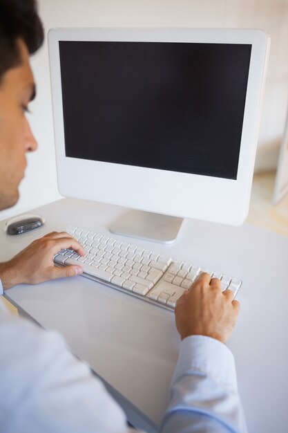 Empresario escribiendo en el teclado en el escritorio