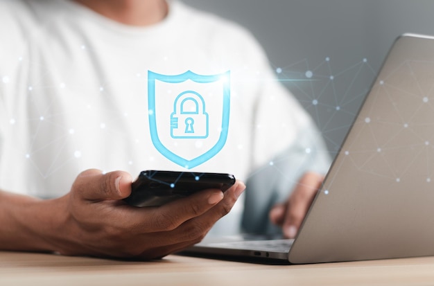 Empresario con escudo con icono de bloqueo en pantalla virtual Concepto de seguridad Máxima protección contra ataques cibernéticos Delincuencia digital y privacidad de datos en Internet