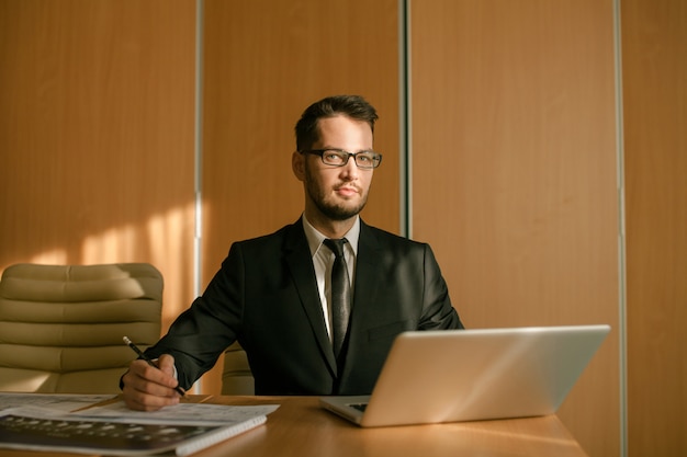 Empresario en un espacio de trabajo escribiendo