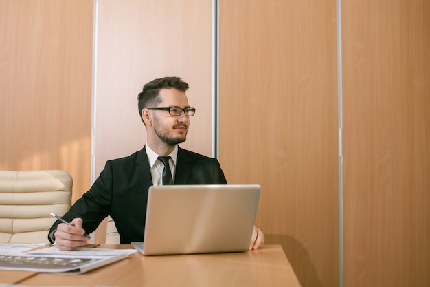 Empresario en un espacio de trabajo escribiendo