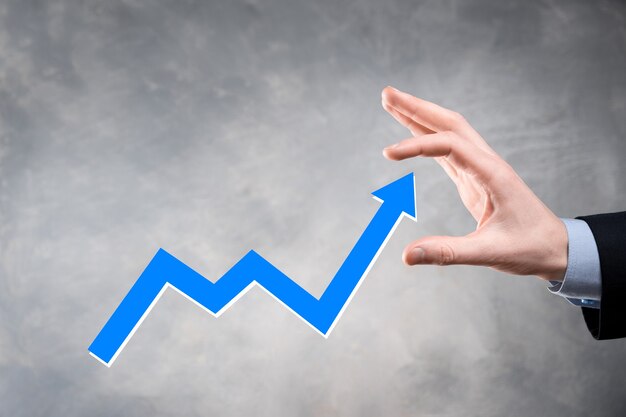 Empresário espera desenhando no gráfico de crescimento de tela, seta do ícone de crescimento positivo