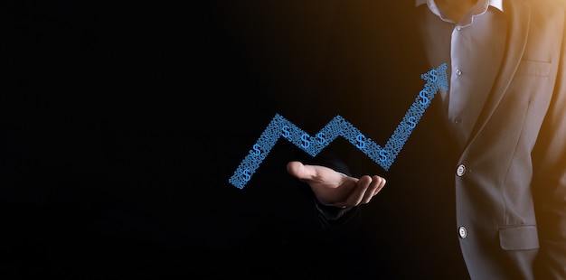 Empresário espera desenhando no gráfico de crescimento de tela, seta do ícone de crescimento positivo