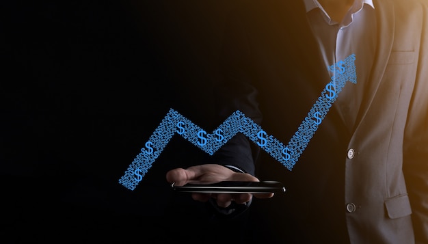 Empresário espera desenho no gráfico crescente de tela, seta do ícone de crescimento positivo. Apontando para o gráfico de negócios criativos com setas para cima. Conceito de crescimento financeiro, de negócios.