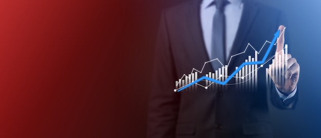 Empresário espera desenho no gráfico crescente de tela, seta do ícone de crescimento positivo. apontando para o gráfico de negócios criativos com setas para cima. conceito de crescimento financeiro, de negócios.