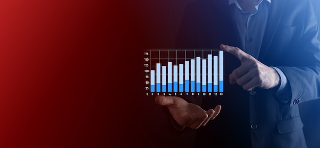 Empresário espera desenho no gráfico crescente de tela, seta do ícone de crescimento positivo. apontando para o gráfico de negócios criativos com setas para cima. conceito de crescimento financeiro, de negócios.