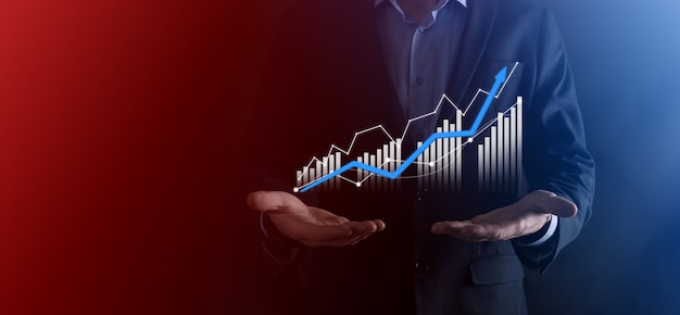 Empresário espera desenho no gráfico de crescimento de tela, seta de ícone de crescimento positivo. Apontando para gráfico de negócios criativos