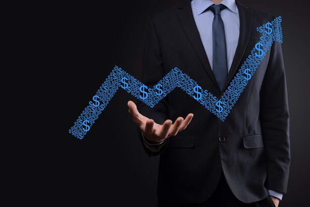 Foto empresário espera desenho no gráfico de crescimento de tela, seta do ícone de crescimento positivo.