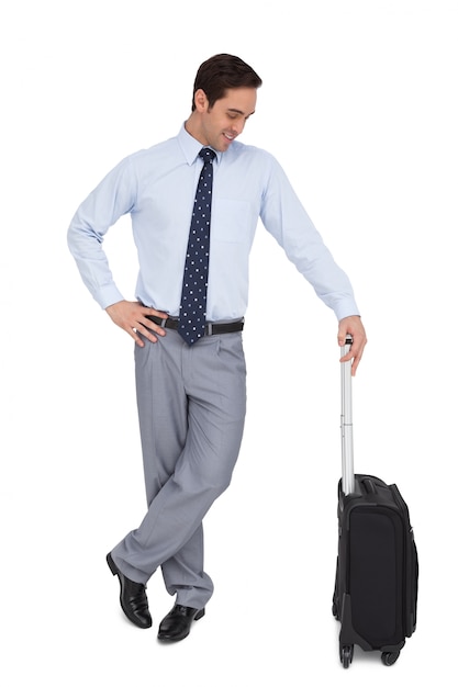 Empresario esperando mientras sujeta su equipaje