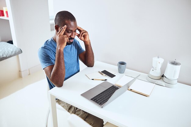 El empresario está meditando antes de comenzar una tarea