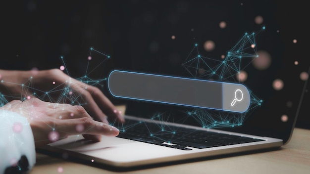 Empresário está tocando a tela virtual na otimização do mecanismo de busca para encontrar dados na rede seo pesquisa navegação conceito de rede de informações de dados da internet