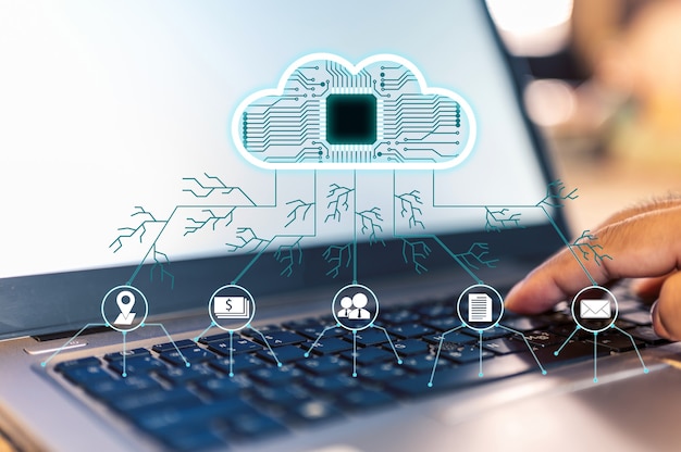 El empresario está utilizando una computadora portátil con el concepto de icono de tecnología de nube que representa el uso de tecnología de nube.