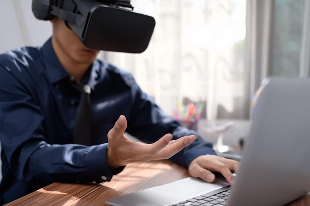 El empresario está utilizando gafas de realidad virtual para trabajar. Mundo virtual.