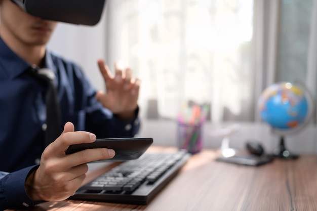 El empresario está utilizando gafas de realidad virtual para trabajar. Mundo virtual.