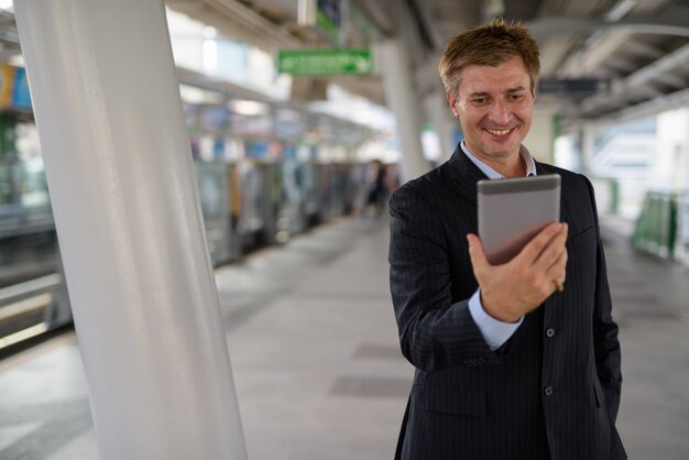 Empresario en la estación de tren del cielo