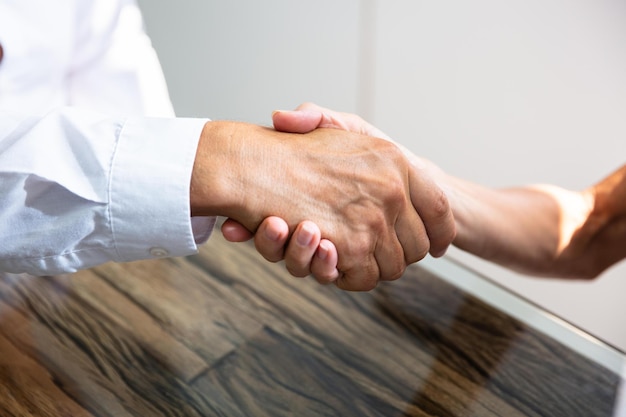 Foto empresario estrechando la mano con su pareja