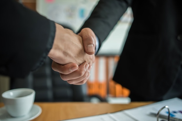 Foto empresario estrecharme la mano para sellar un trato con su compañero