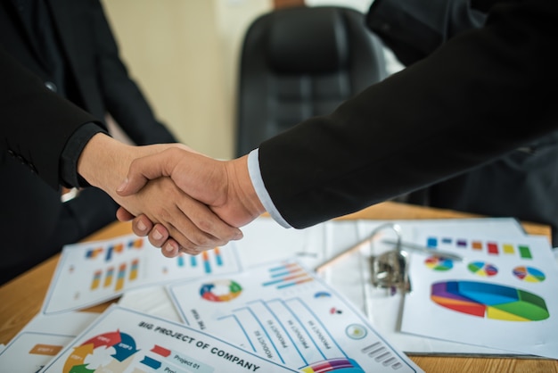 Foto empresario estrecharme la mano para sellar un trato con su compañero