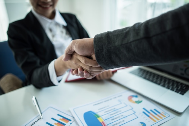 Foto empresario estrecharme la mano para sellar un trato con su compañero