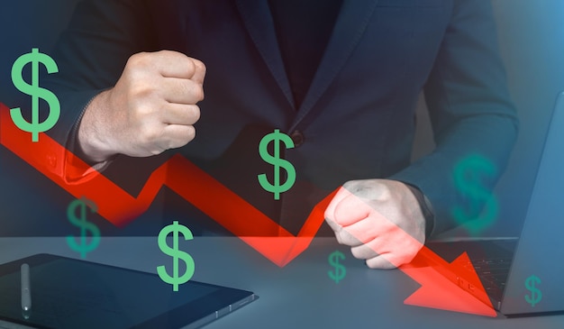 Empresário estressante olhando para o declínio do negócio gráfico está perdendo Investimento ruim Crise econômica Gráficos que representam a queda do mercado de ações causada